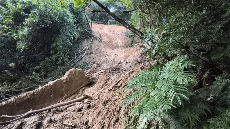 連日降雨造成邊坡滑落。（圖／翻攝畫面）
