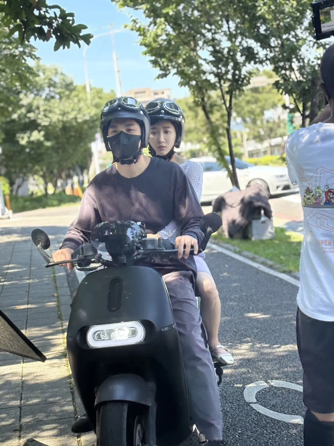 吳政澔騎車載王晴。（圖／民視提供）