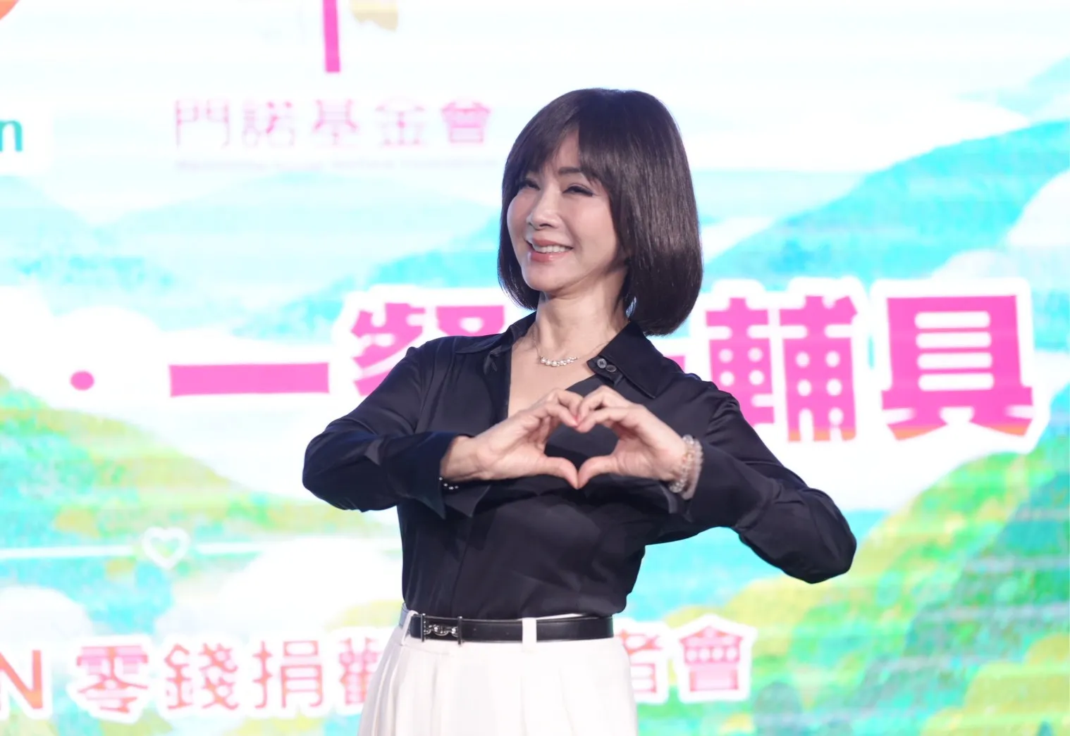 陳美鳳做愛心比愛心。（圖／記者陳明中攝）