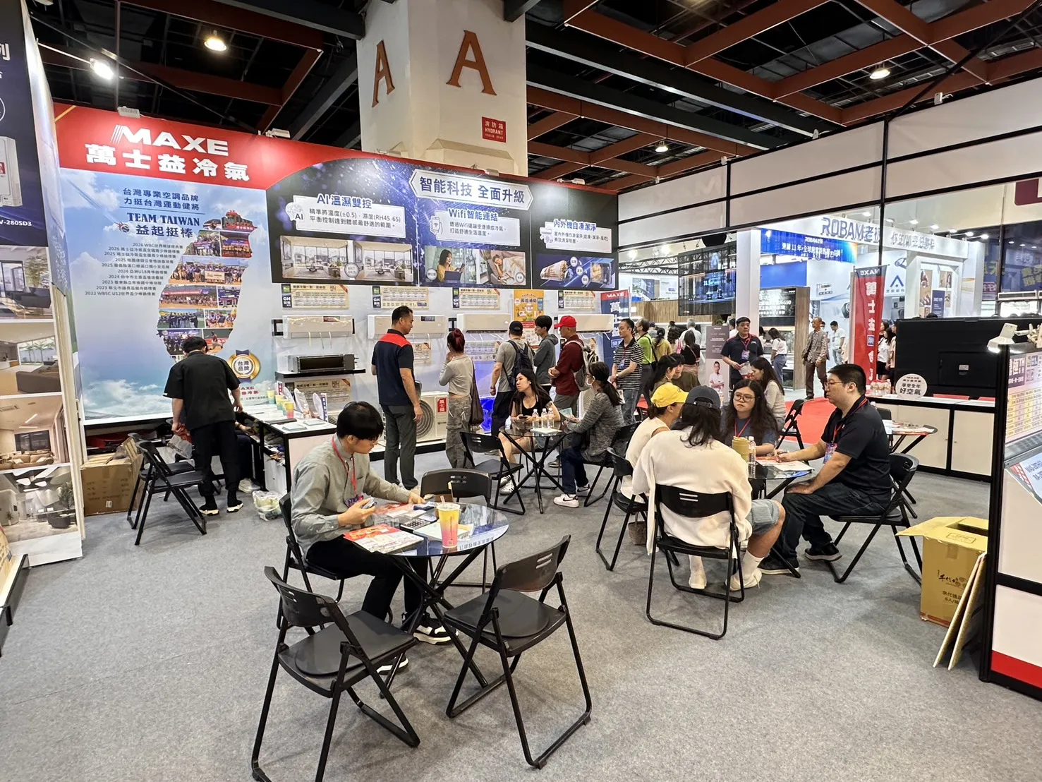 台灣空調品牌萬士益冷氣今日進駐台北3C數位影音家電展，除發表搭載AI溫濕雙控功能的全新智能系列空調，也提醒民眾把握最後一年的政府汰舊換新節能補助。（圖／萬士益提供）