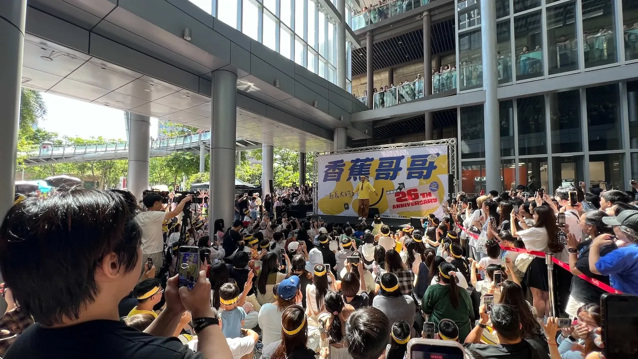 香蕉哥哥26年首次見面會，人多到擠爆三層樓。（圖／東森電視提供）