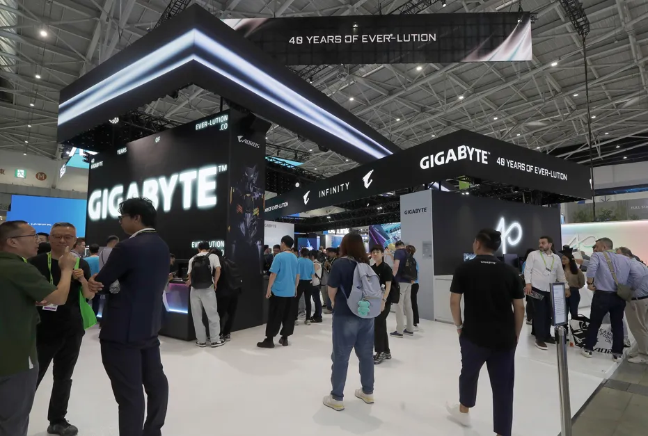 輝達（NVIDIA）執行長黃仁勳於 3 日下午現身技嘉（GIGABYTE）展位。（圖／達志影像）