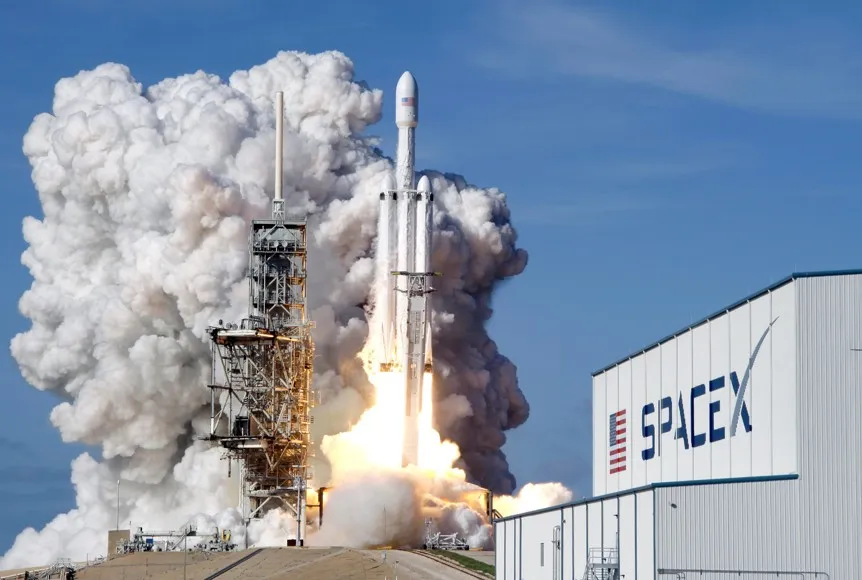 SpaceX傳出計畫進行首次公開募股（IPO），擬以每股135美元發行新股，募資規模約750億美元，公司估值上看1.75兆美元。（圖／達志影像）