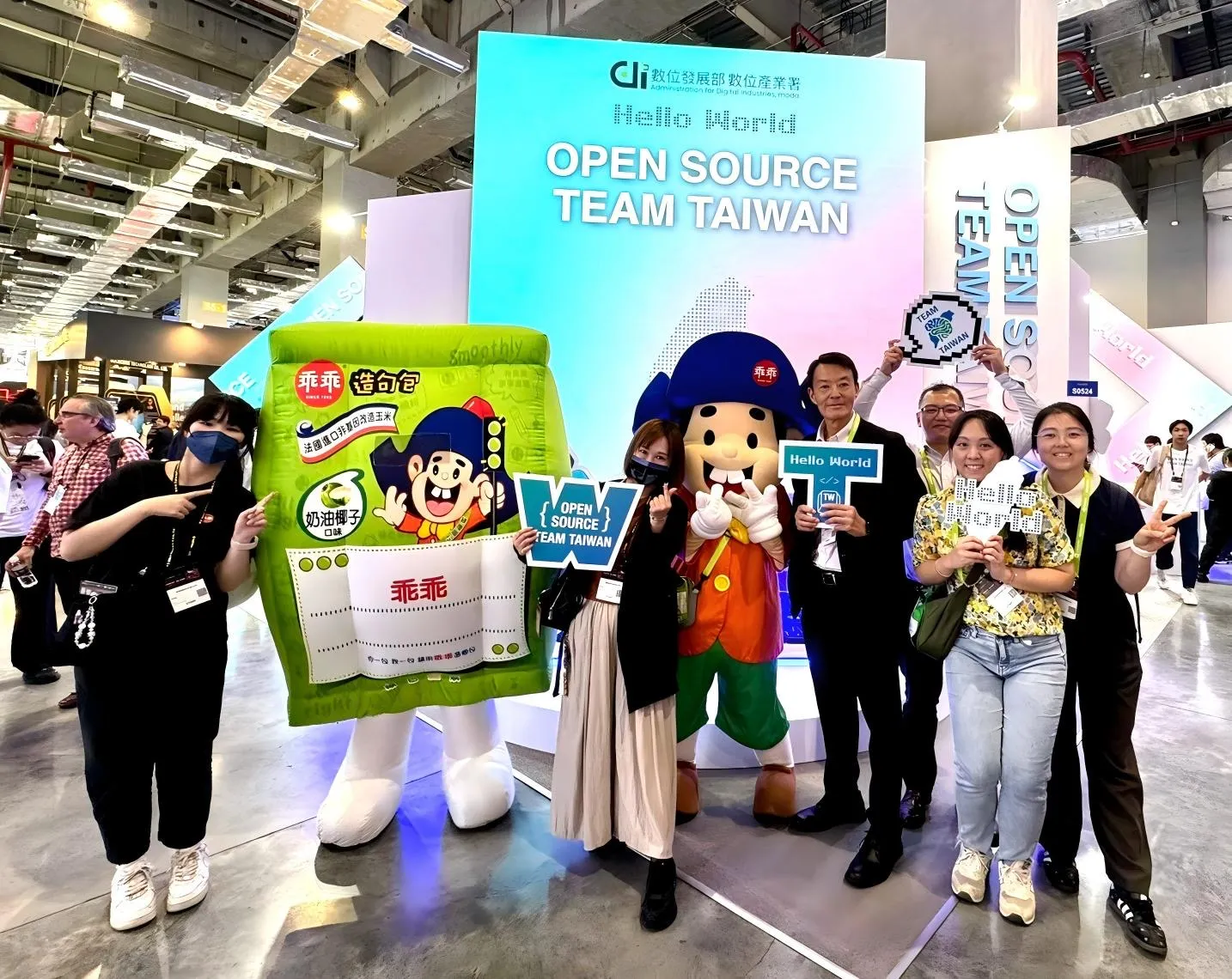 乖乖保庇巡迴現身 COMPUTEX 2026，前進數發部「Open Source Team Taiwan」展區與參展團隊互動合影，將象徵穩定運作與順利發展的守護力量帶進全球科技盛會。（圖／乖乖提供）