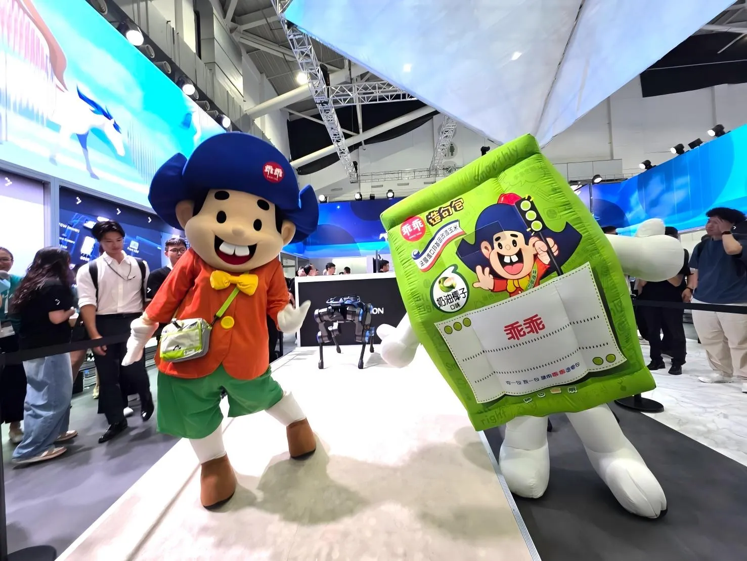 從綠色乖乖到 AI 機器狗，乖乖持續參與 COMPUTEX 2026 匯聚科技產業的過去、現在與未來。（圖／乖乖提供）