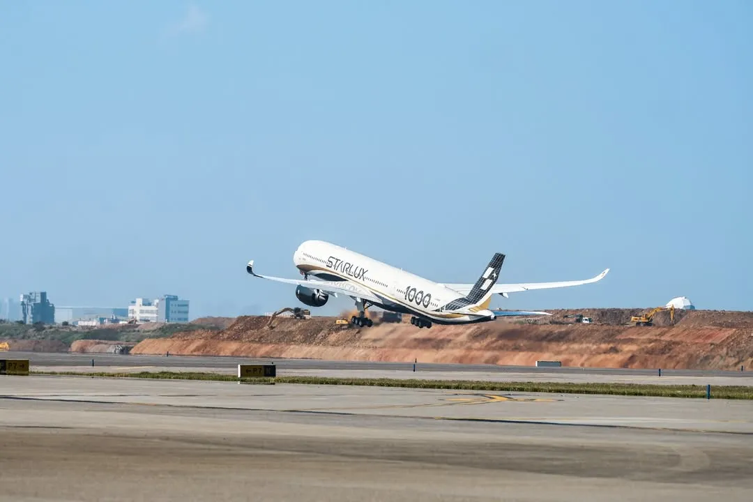 星宇航空一名地勤在機上偷拍乘客及空服員。(圖/翻攝自星宇航空IG)
