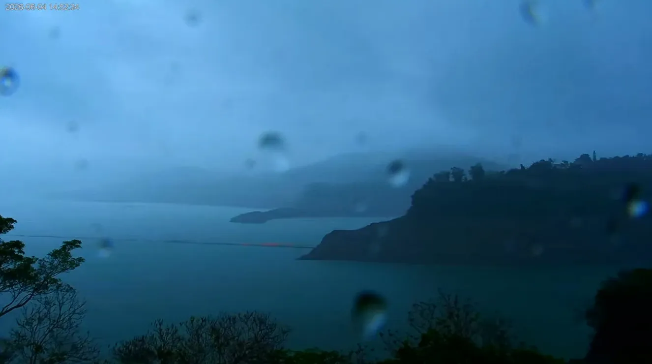 曾文水庫下雨了。（圖／翻攝自西拉雅國家風景區管理處 Siraya National Scenic Area Administration YouTube）
