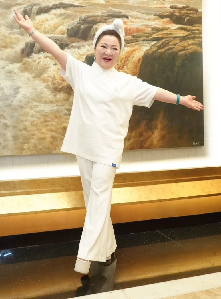 白冰冰入圍金曲，回家上香跟爸爸還有愛女白曉燕報喜。（圖／記者許方正攝）