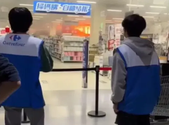 家樂福中原店2023年12月間起火。（圖／翻攝自記者爆料網）