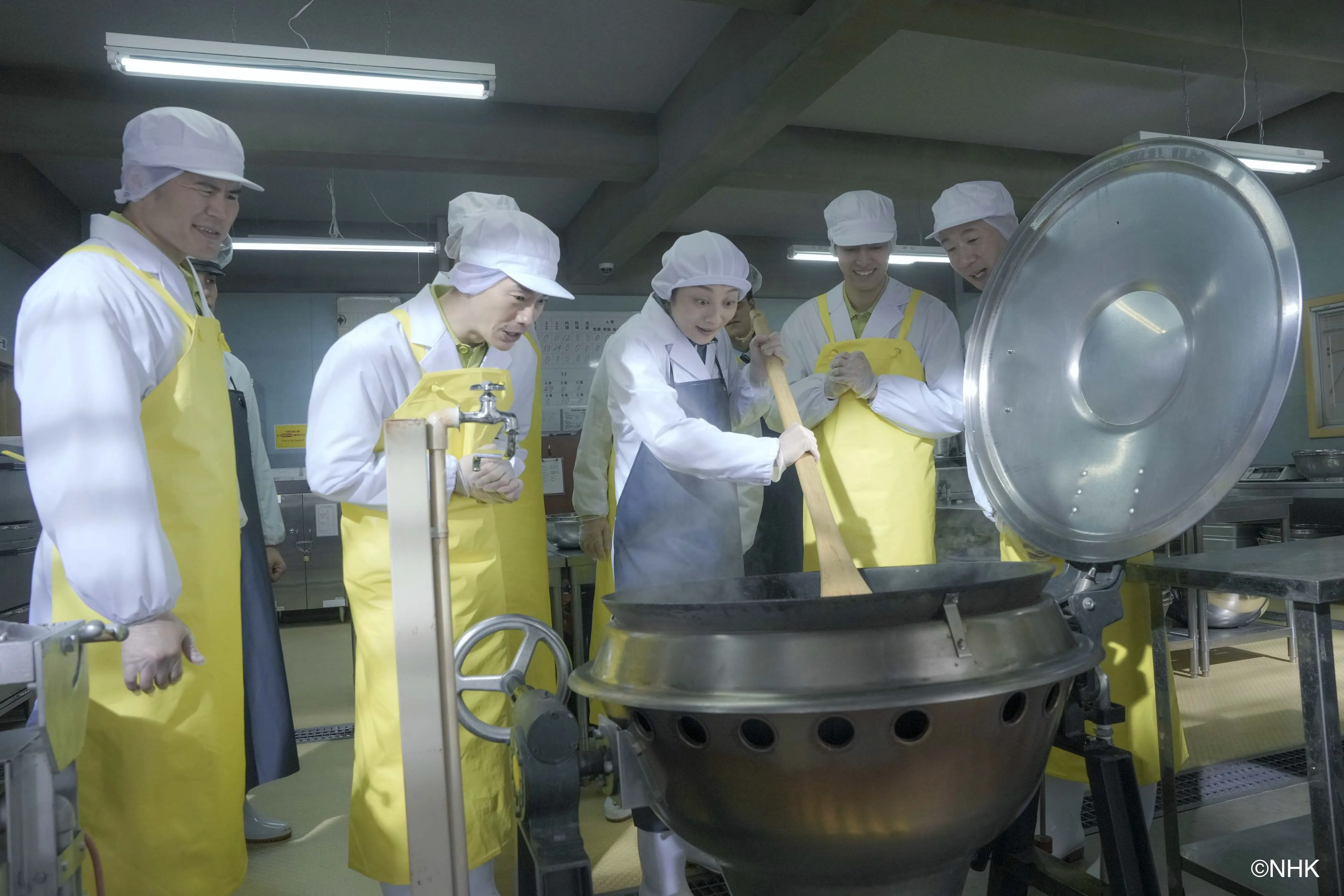 《獄所三星主廚》小池榮子（左三）帶領受刑人一起煮飯。（圖／Hami Video提供）