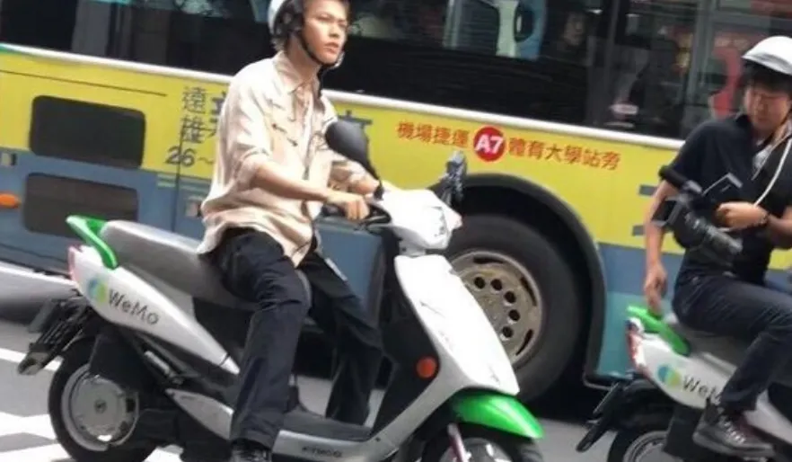 上田龍也也騎車上路。（圖／翻攝Threads）