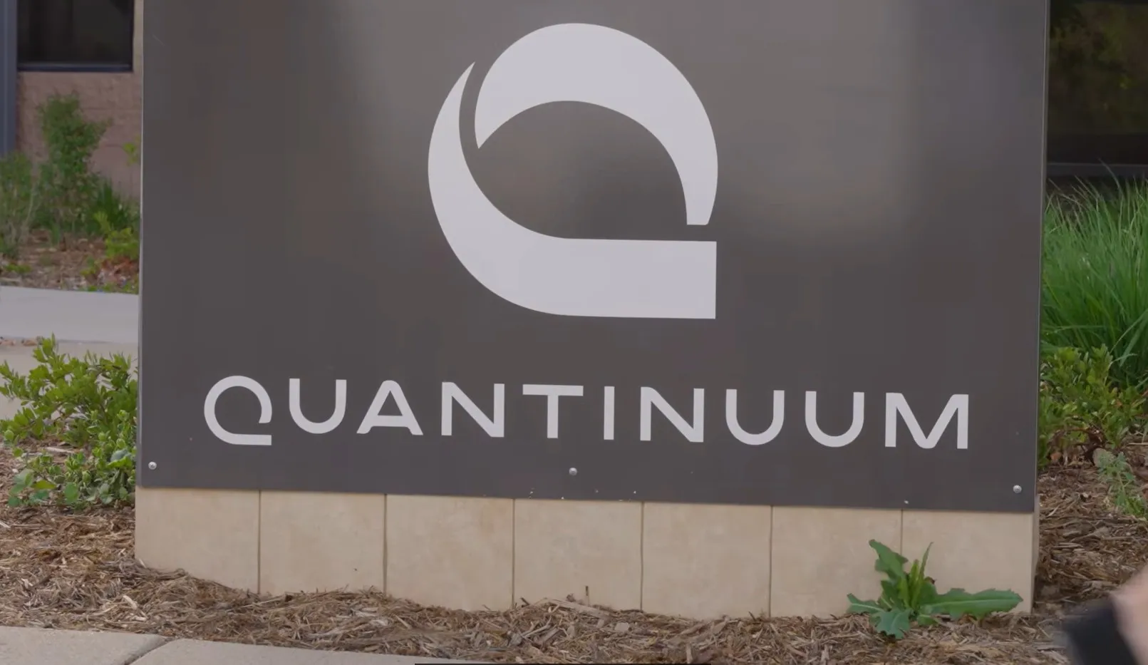 Quantinuum於4日在那斯達克掛牌上市，開盤價68美元，較IPO定價60美元大漲13.3％。（圖／翻攝自Quantinuum YT）