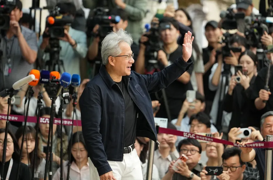 輝達（Nvidia）執行長黃仁勳近日抵達南韓首爾，隨即展開科技領袖會晤行程。（圖／達志影像）