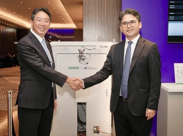 上銀董事長卓文恒（左）與高通業務副總裁吳南億在合作發表的新機台前合影。（圖／上銀提供）