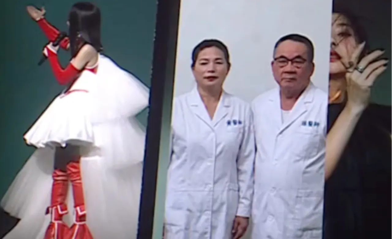 孫爸、孫媽配合穿醫師袍。（圖／翻攝影片）