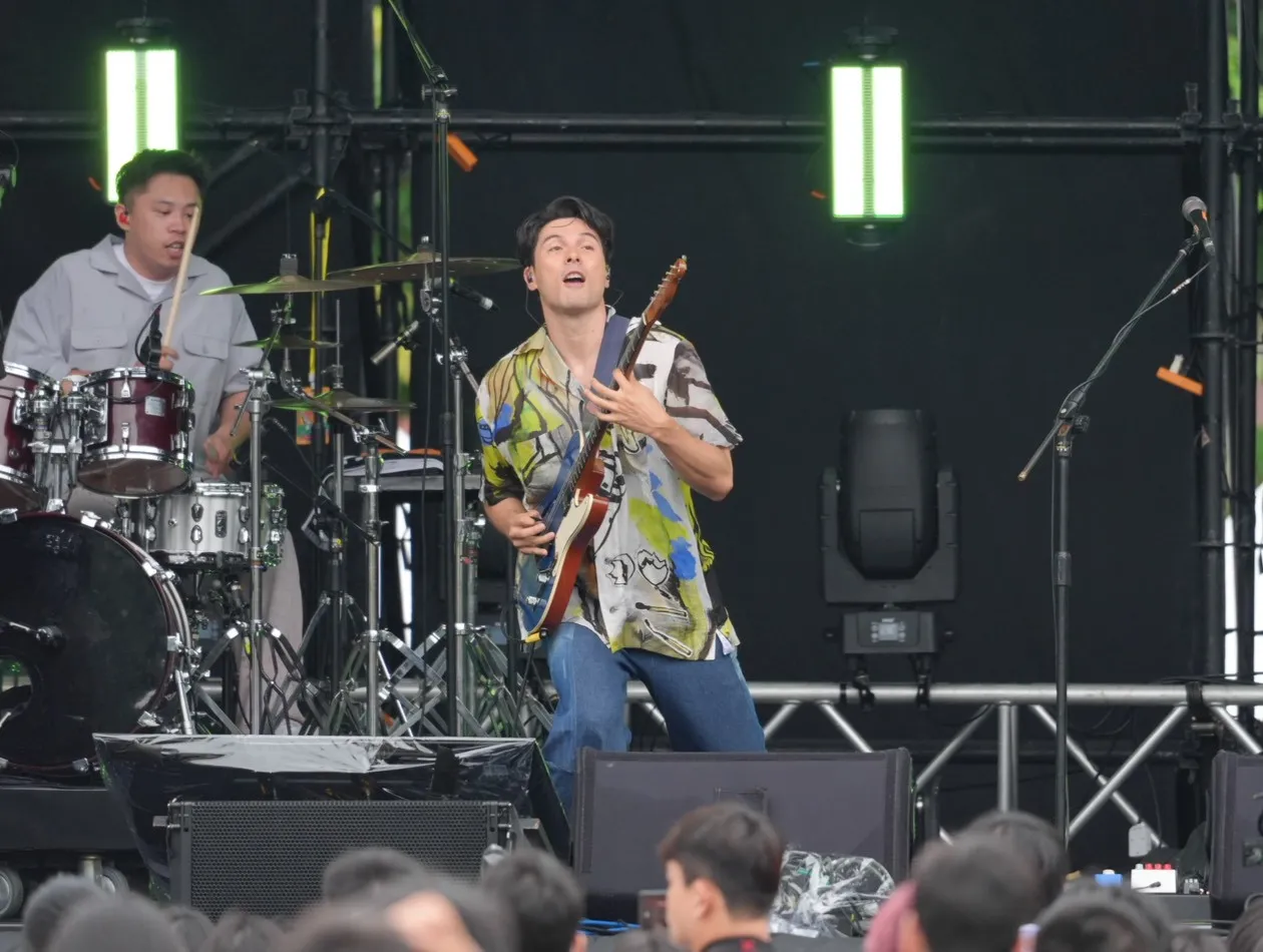鳳小岳邊彈邊唱，爽！（圖／記者陳明中攝）