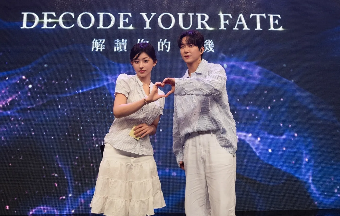 韓國命理師盧瑟妃（左）與Meta命理俊今日在台北舉辦粉絲見面會，現場除了與粉絲進行一對一命理解讀，也大方分享面相學與戀愛觀念。（圖／八大提供）