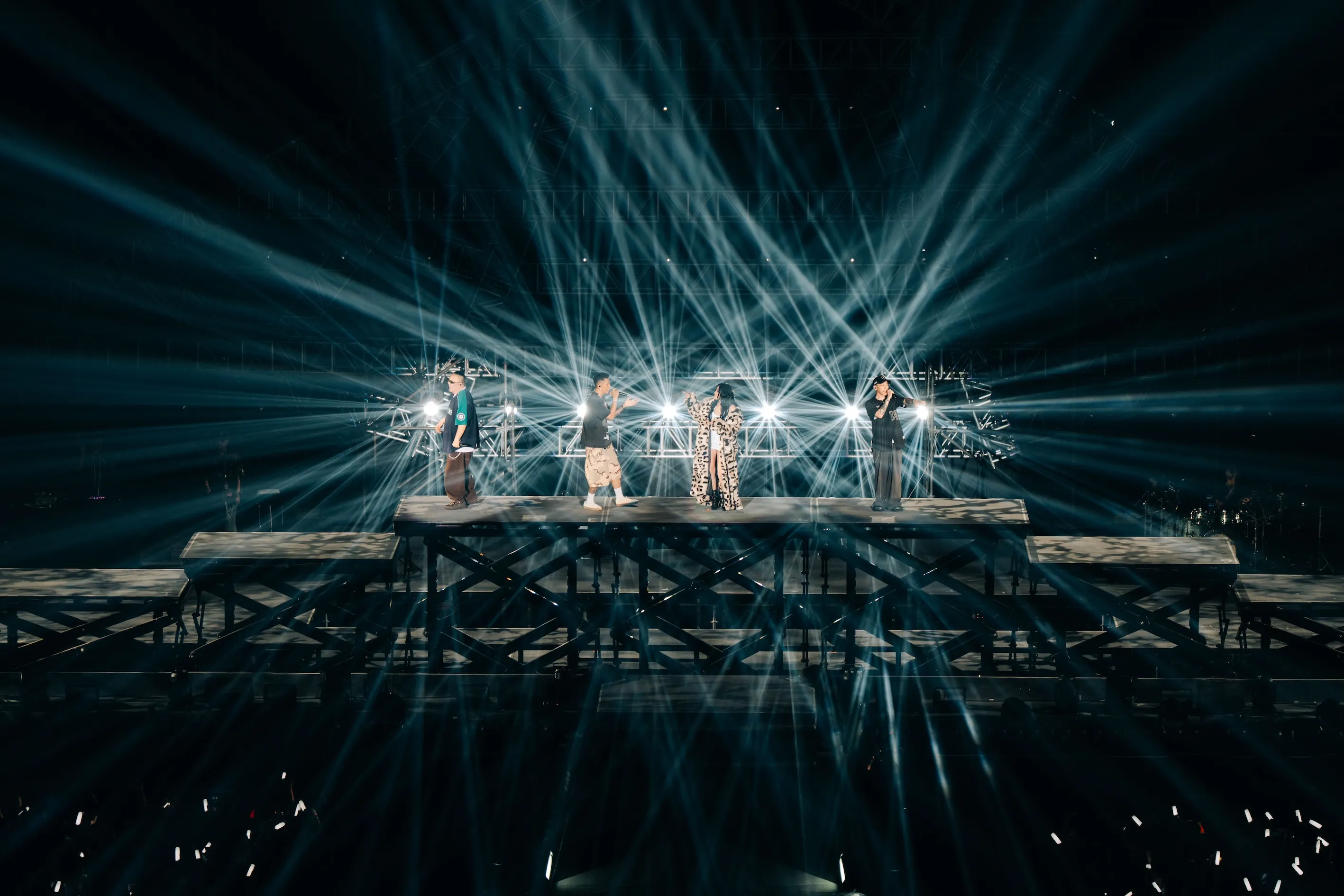 A-Lin主動向導演加碼要求多唱幾首歌，並在歌曲〈Spotlight〉的音樂中與小春、大淵貼身熱舞。（圖／本色音樂提供）