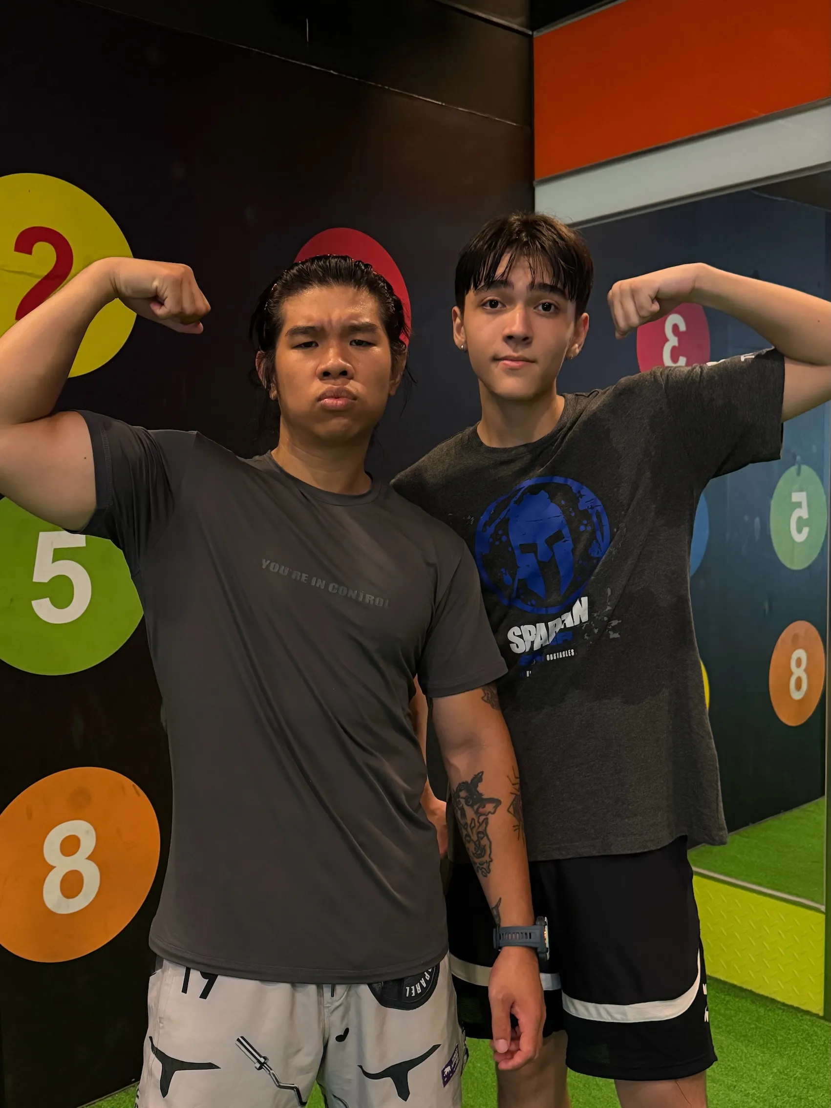 比杰（左）與混血挑戰者Dylan受邀體驗斯巴達障礙跑訓練營。（圖／寬寬整合行銷提供）