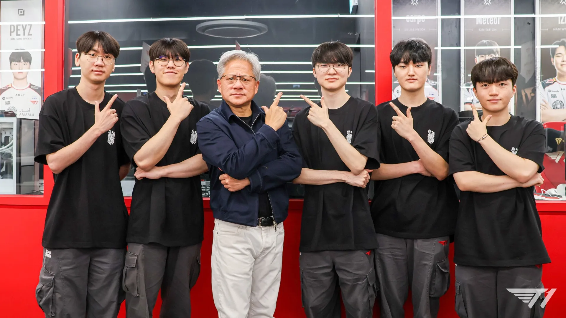 NVIDIA 執行長黃仁勳離台後直赴南韓,首站與電競戰隊 T1 會面。圖/NVIDIA 提供
