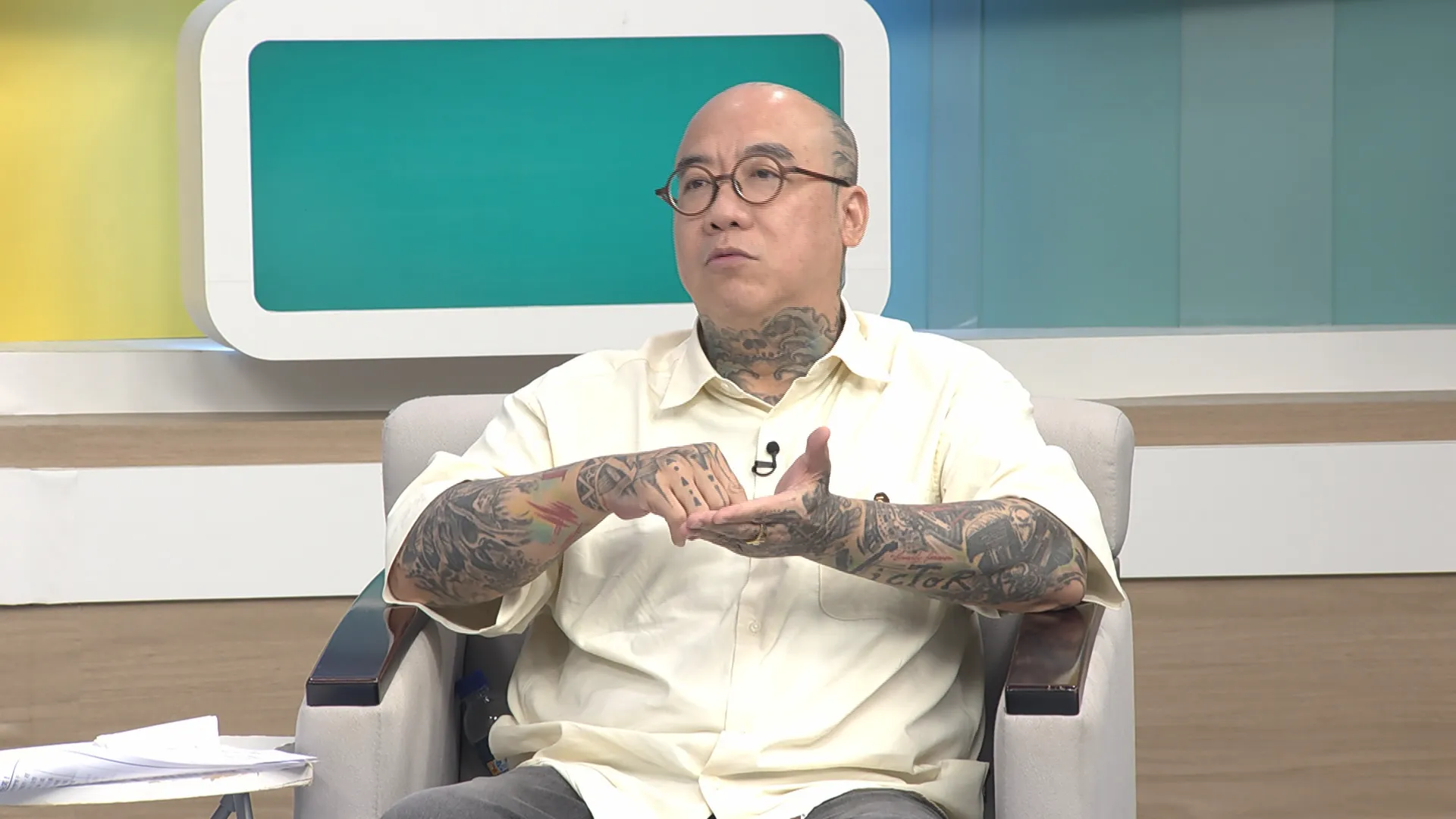 殯葬業者「鋼鐵爸」日前受邀錄製法律節目《震震有詞》，在節目中痛定思痛分享當年面對兒子車禍驟逝的痛苦經歷。（圖／高點綜合台提供）