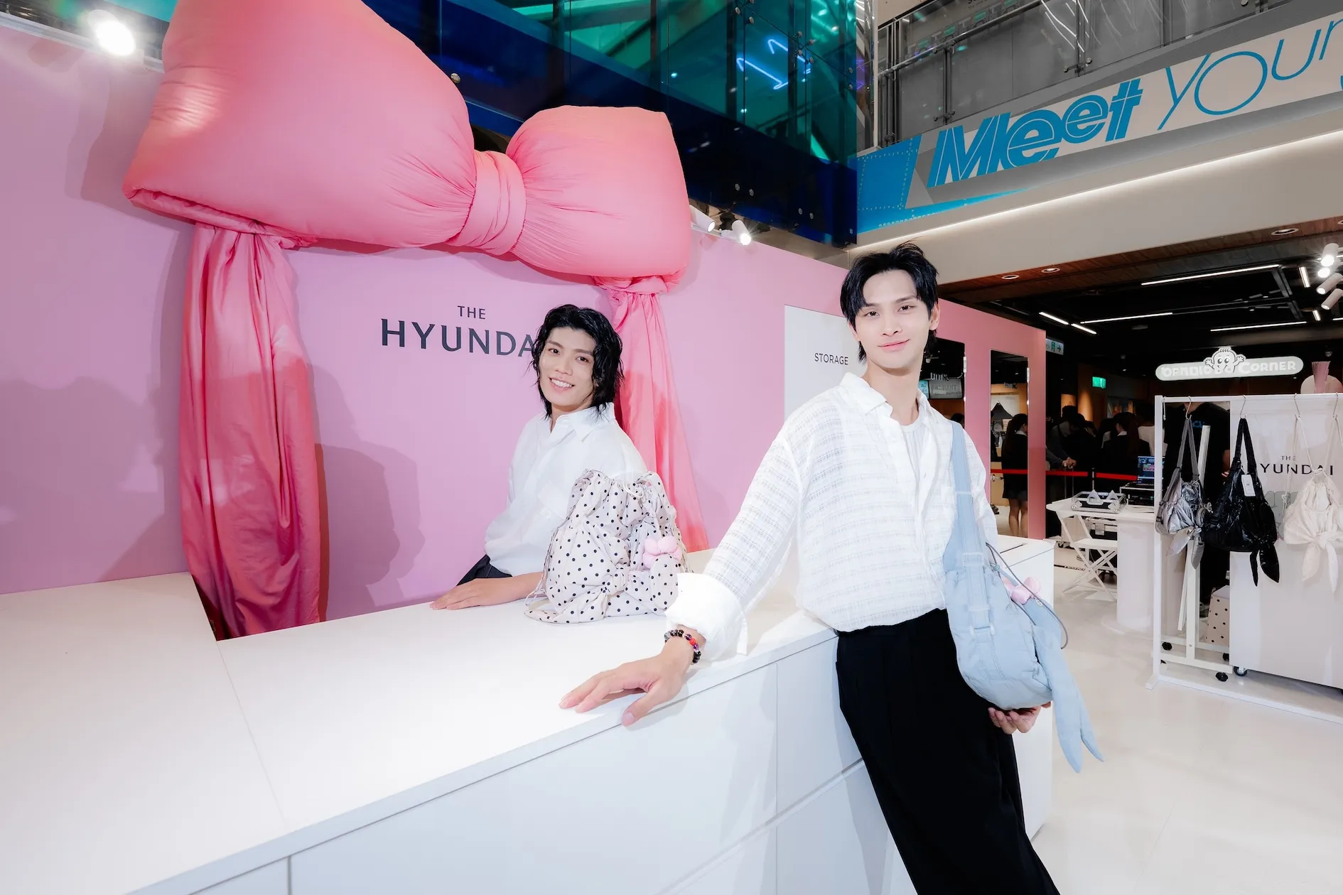 FEniX成員夏浦洋與陳峻廷日前出席韓國時尚品牌快閃店活動,兩人帥氣示範女性包款的韓系穿搭。(圖/THE HYUNDAI 現代百貨提供)