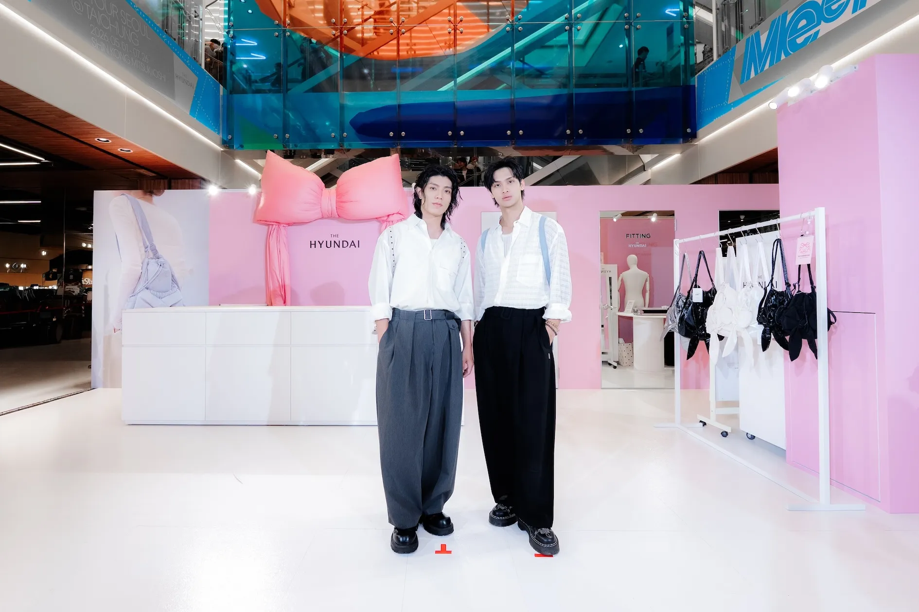 夏浦洋與陳峻廷預告團體即將全員合體推出新作品。(圖/THE HYUNDAI 現代百貨提供)