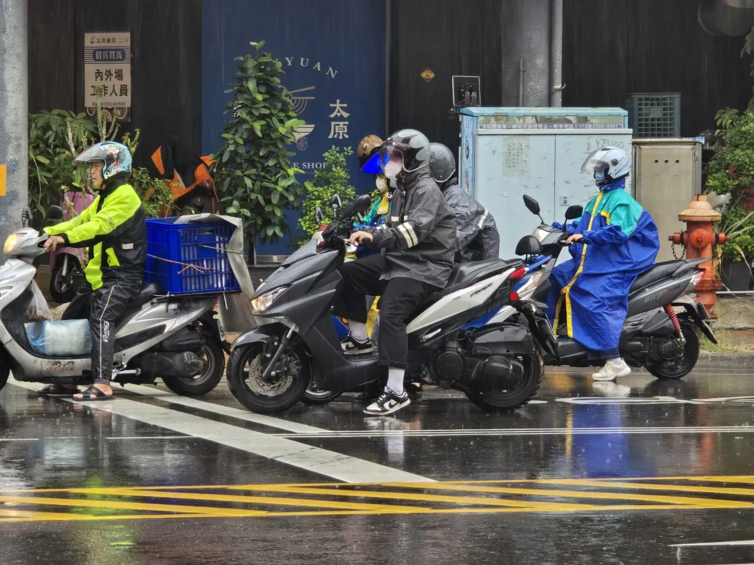 今天受滯留鋒面及西南氣流影響,各地降雨機率高。(示意圖/資料照)
