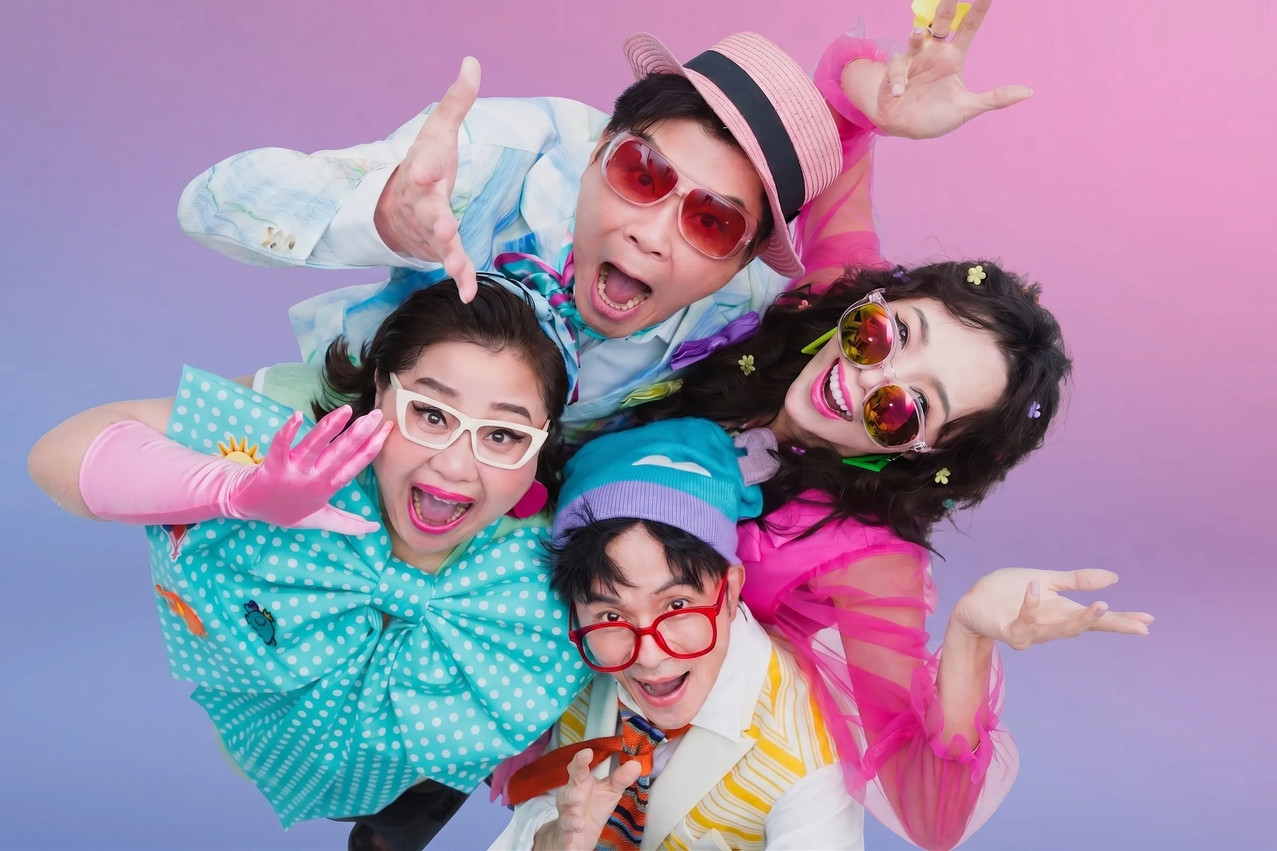 《英雄所賤略同》曾國城(上)、唐從聖(下)、鍾欣凌(左)和康茵茵4人湊在一起火花四射。(圖/英雄會文創提供)