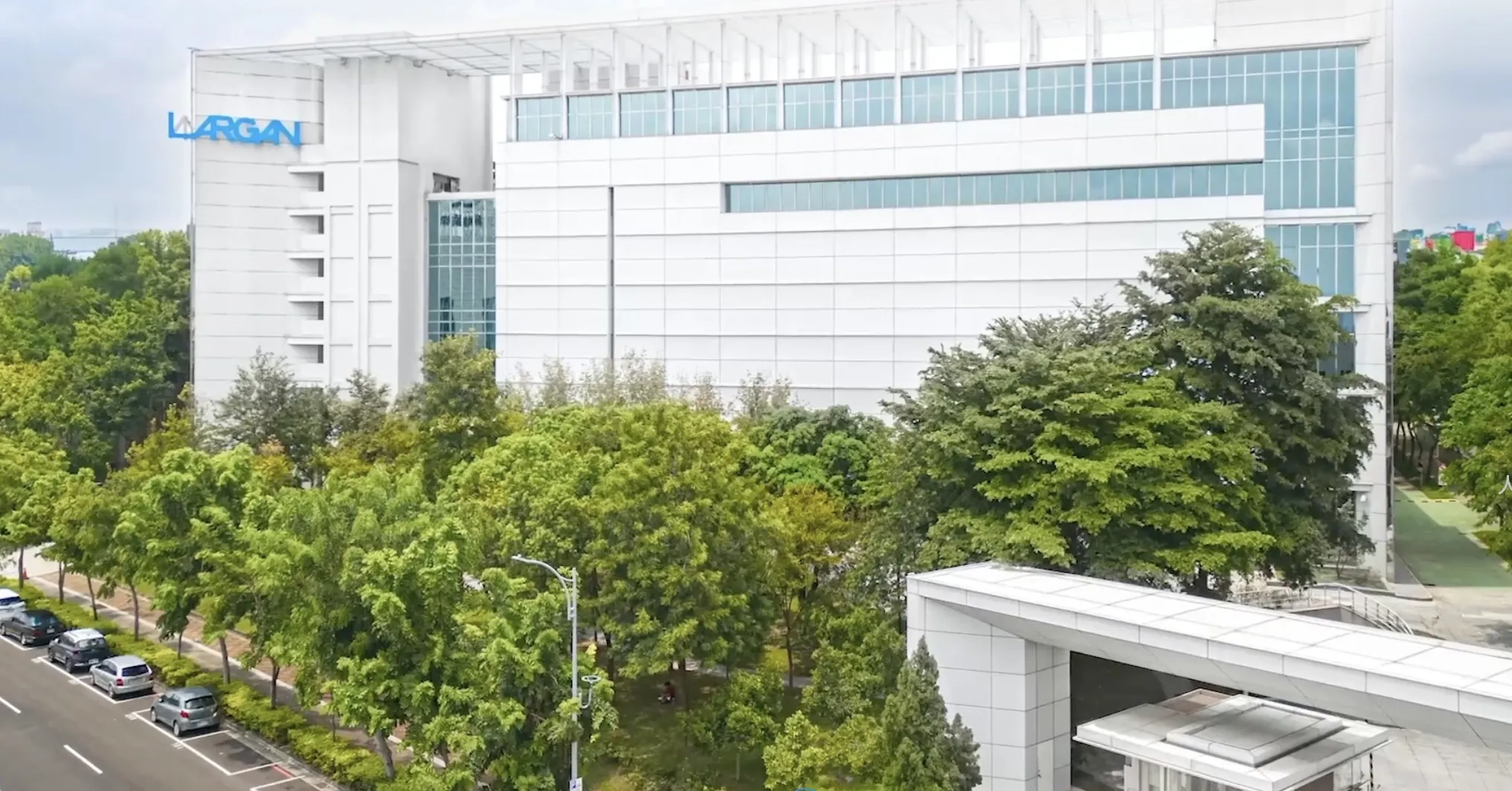 大立光（3008）今（9）日召開股東會，市場聚焦共同封裝光學（CPO）布局進展。受惠美系外資調升評等與目標價激勵，大立光早盤以3800元開高後一路走高，攻上漲停價3885元鎖死。（圖／大立光官網提供）