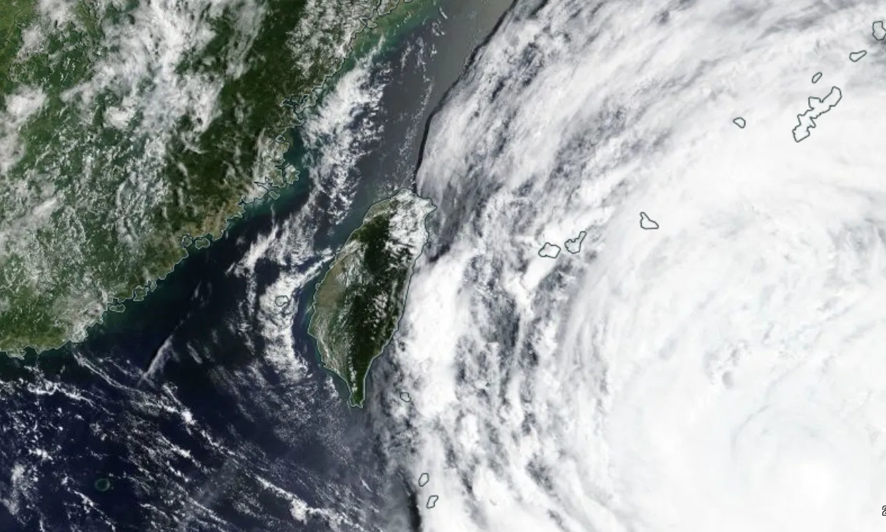 巴威颱風即將侵襲台灣。(圖/翻攝自NASA Worldview)