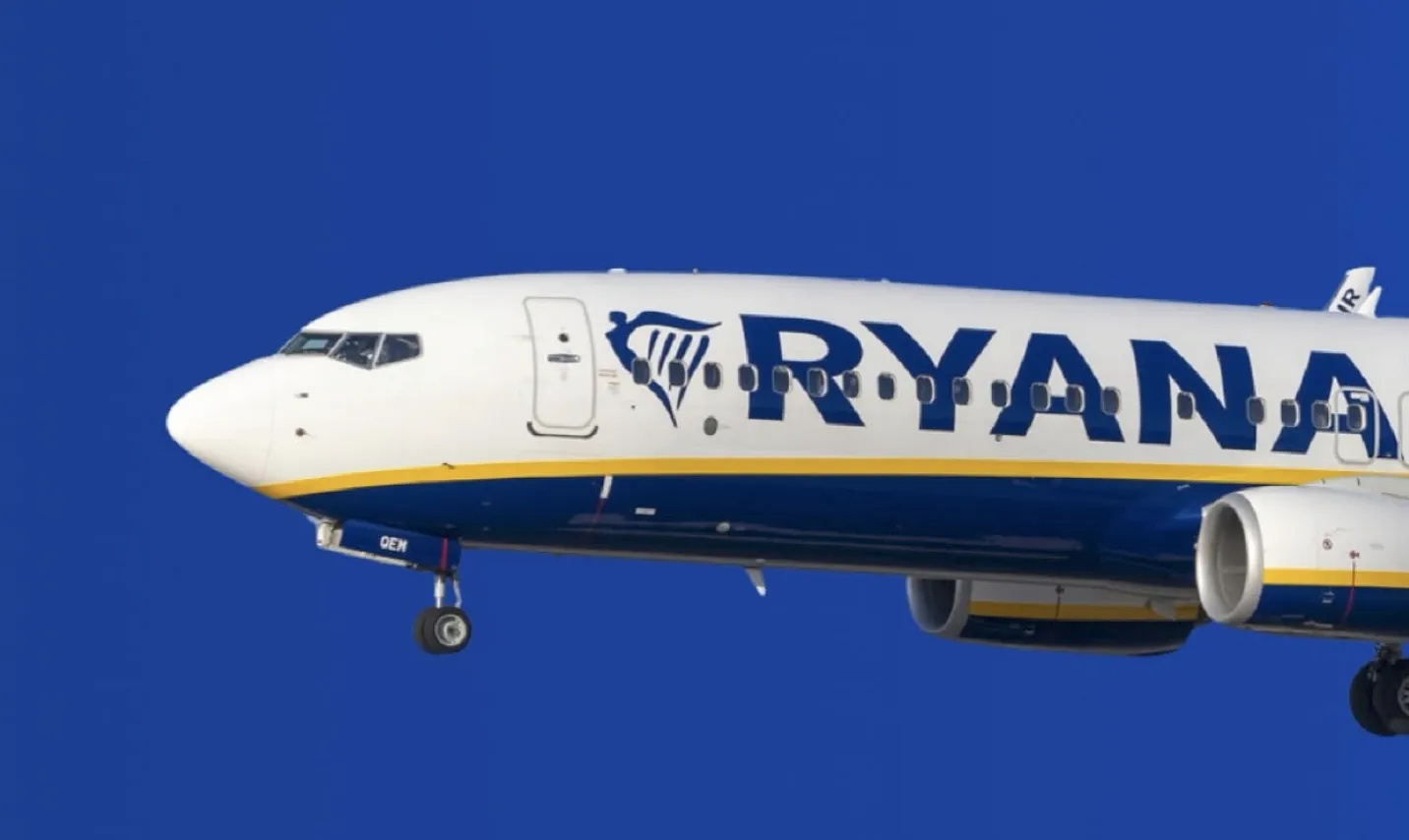 瑞安航空升空2萬英尺窗戶破裂。(圖/Ryanair FB)