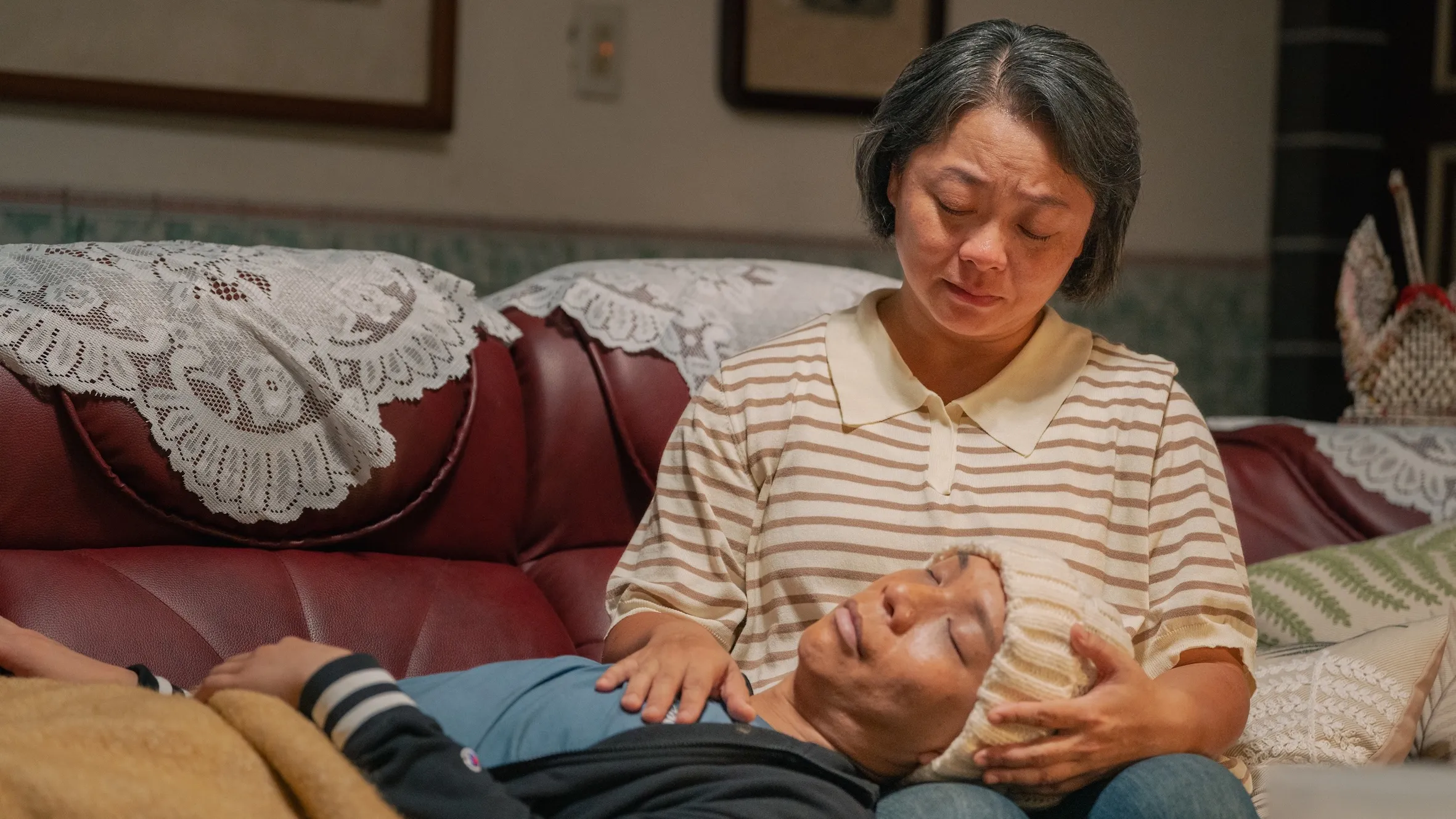 派翠克躺在劇中大姊吳怡臻的懷裡,在彰化老家離世。(圖/大愛提供)