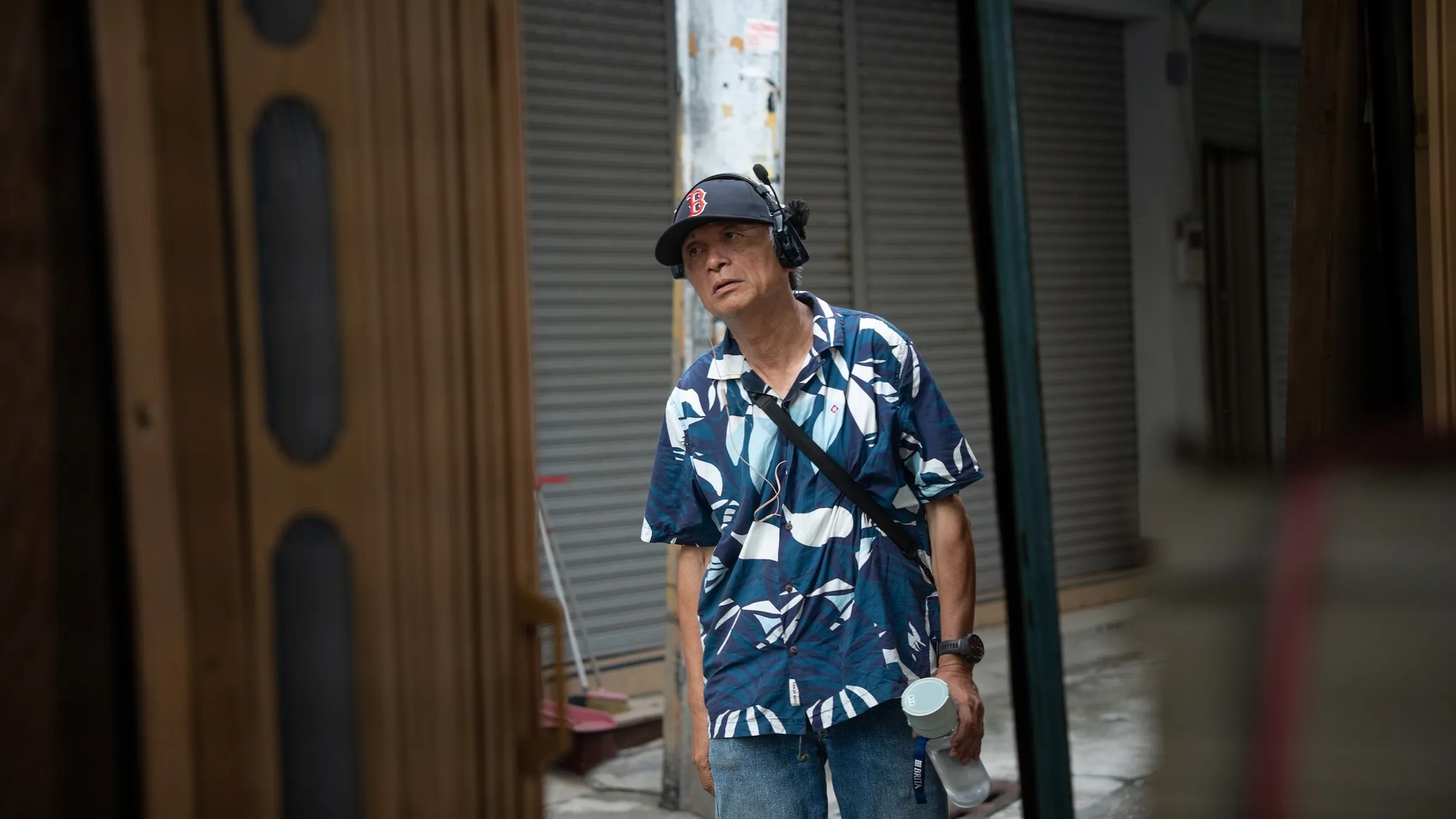 導演林志儒幫助演員表演風格讓病房戲不再只有壓抑,反而多了一份真實的情緒流動。(圖/大愛提供)