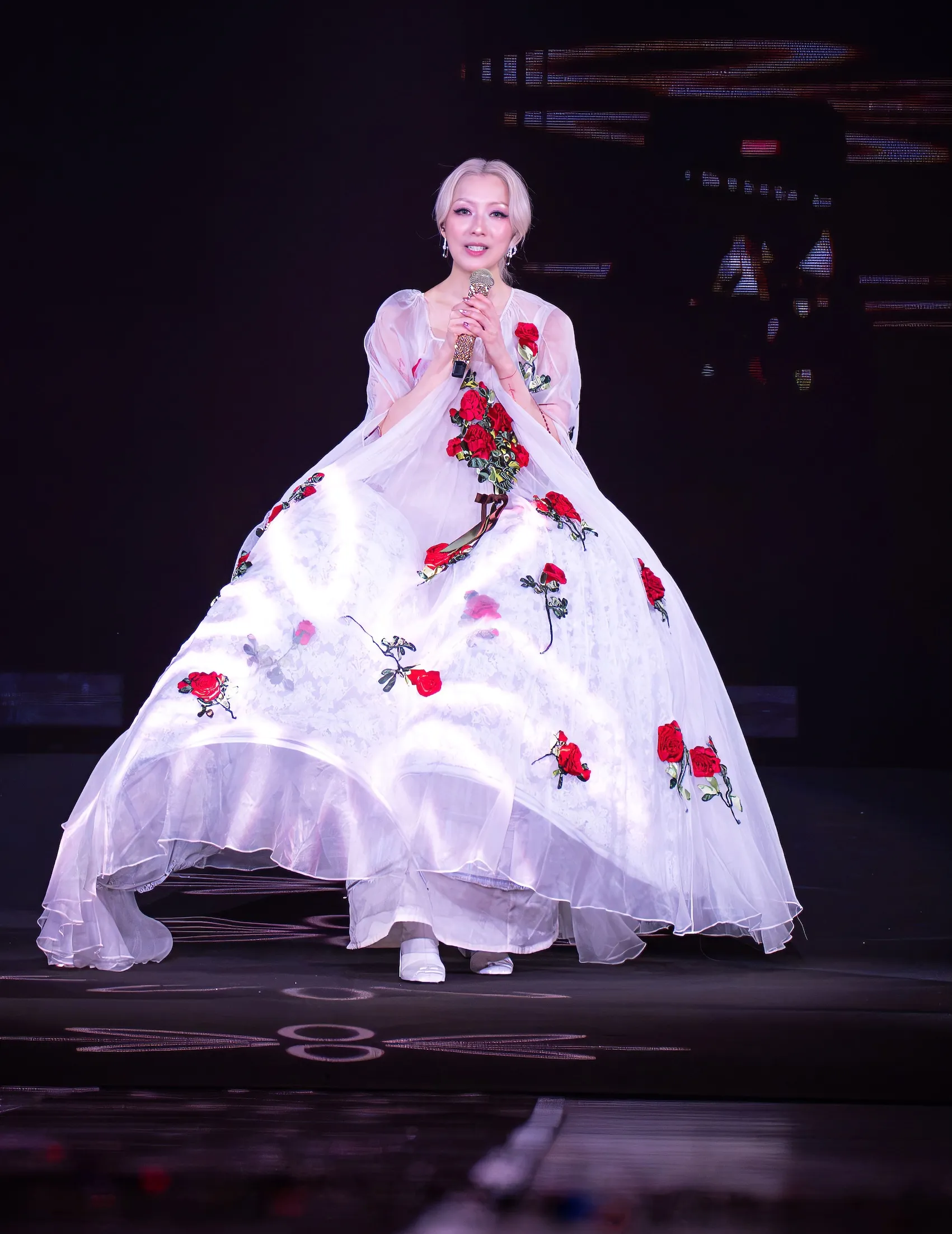 鄭秀文安可唱經典歌曲〈終身美麗〉。(圖/MediaAsia提供)
