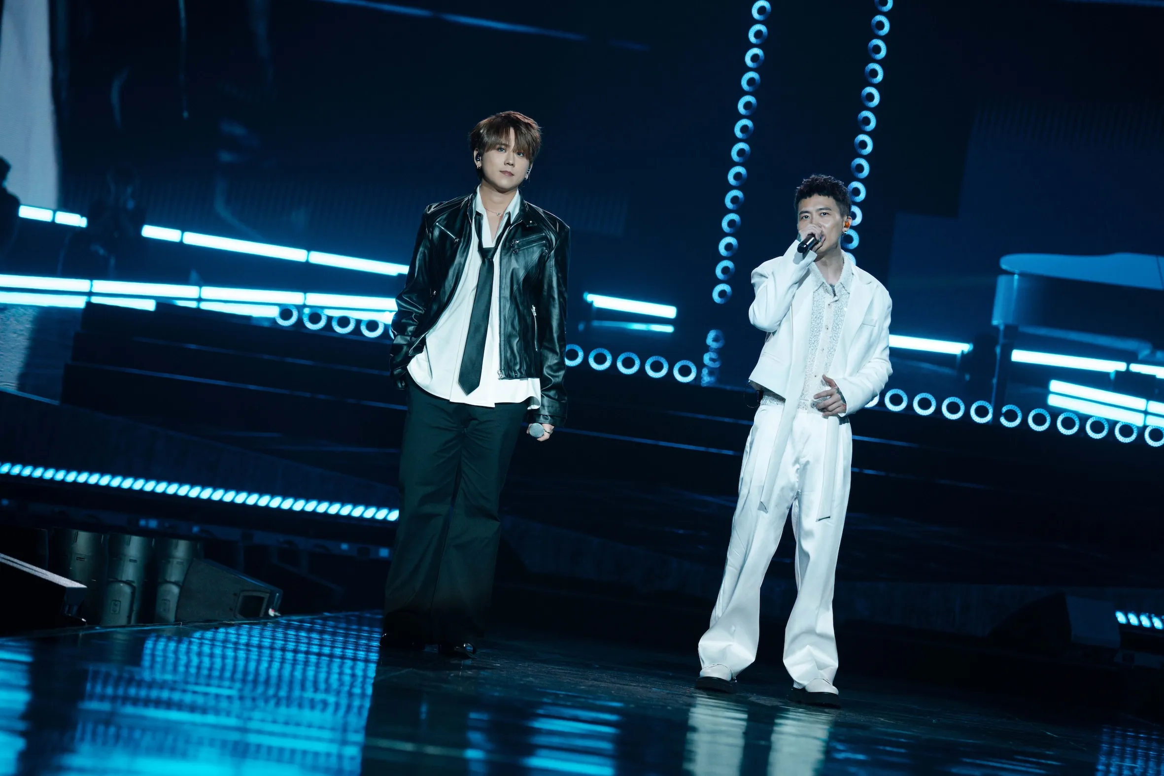蕭秉治與香港人氣歌手姜濤同台共演經典歌曲。(圖/相信音樂提供)