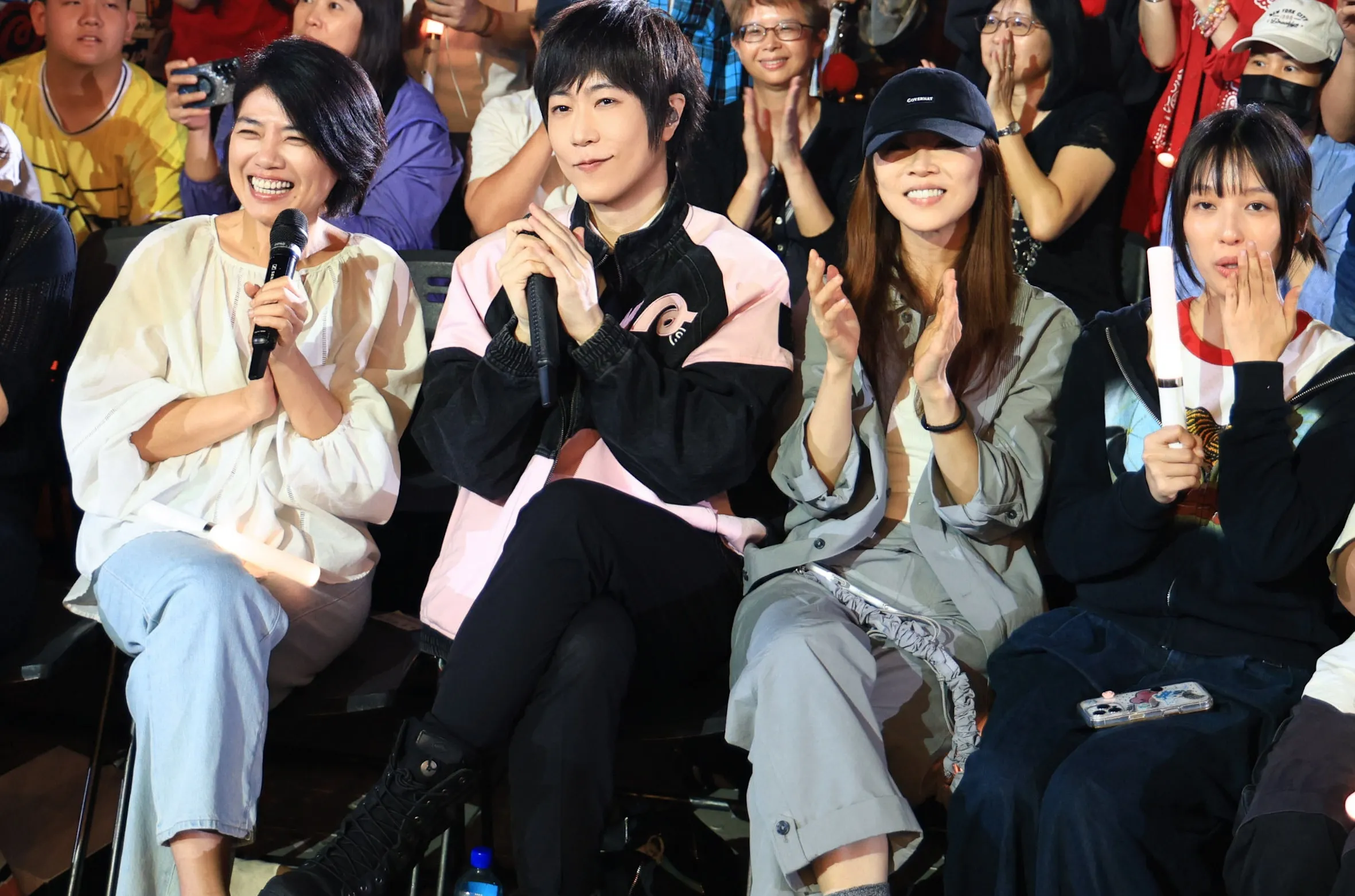阿信(左二)跑到導演嚴藝文(左起)、謝盈萱、王渝萱身邊討工作。(圖/相信提供)