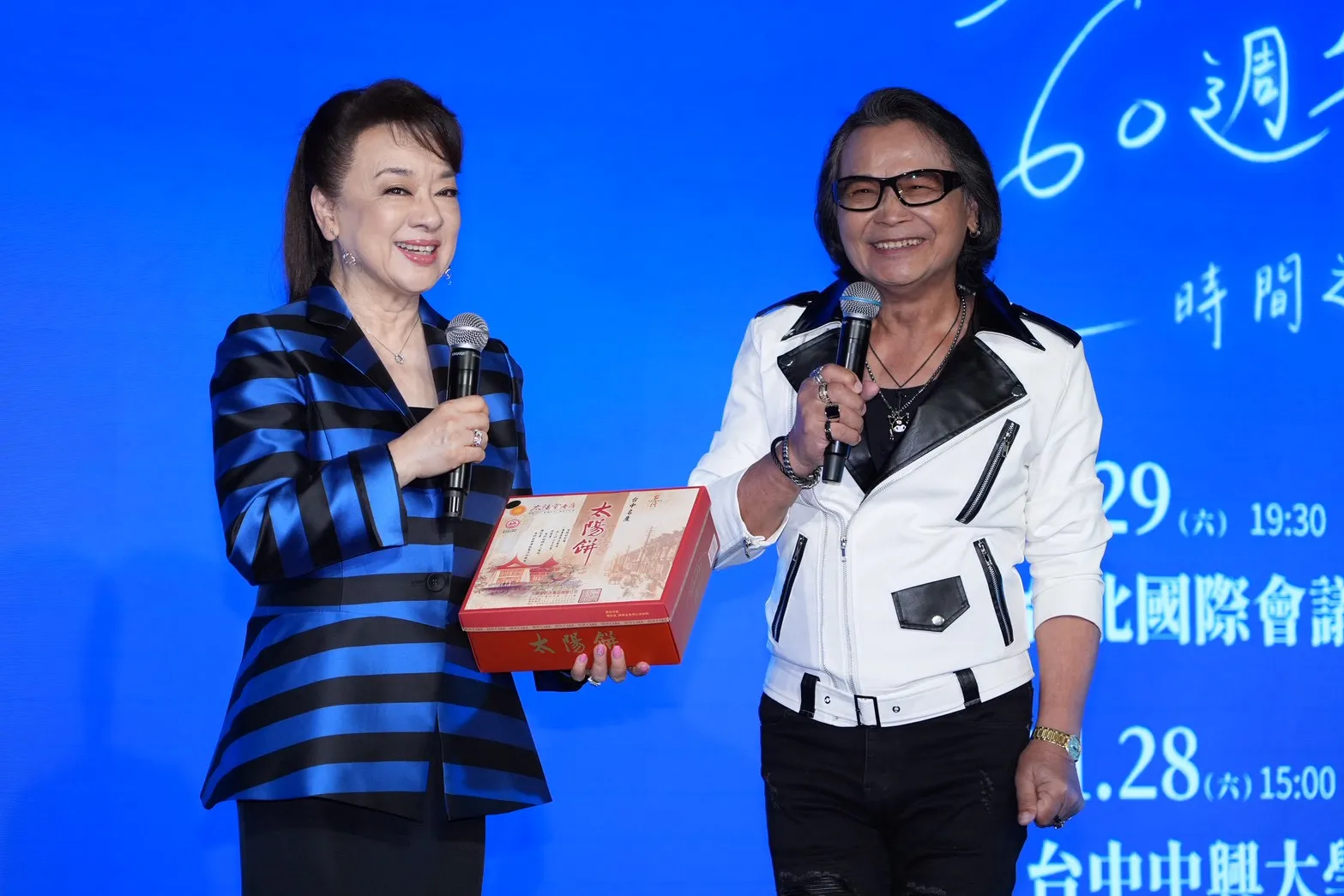 翁倩玉(左)說沈文程年輕時和張凌赫相像。(圖/記者許方正攝)