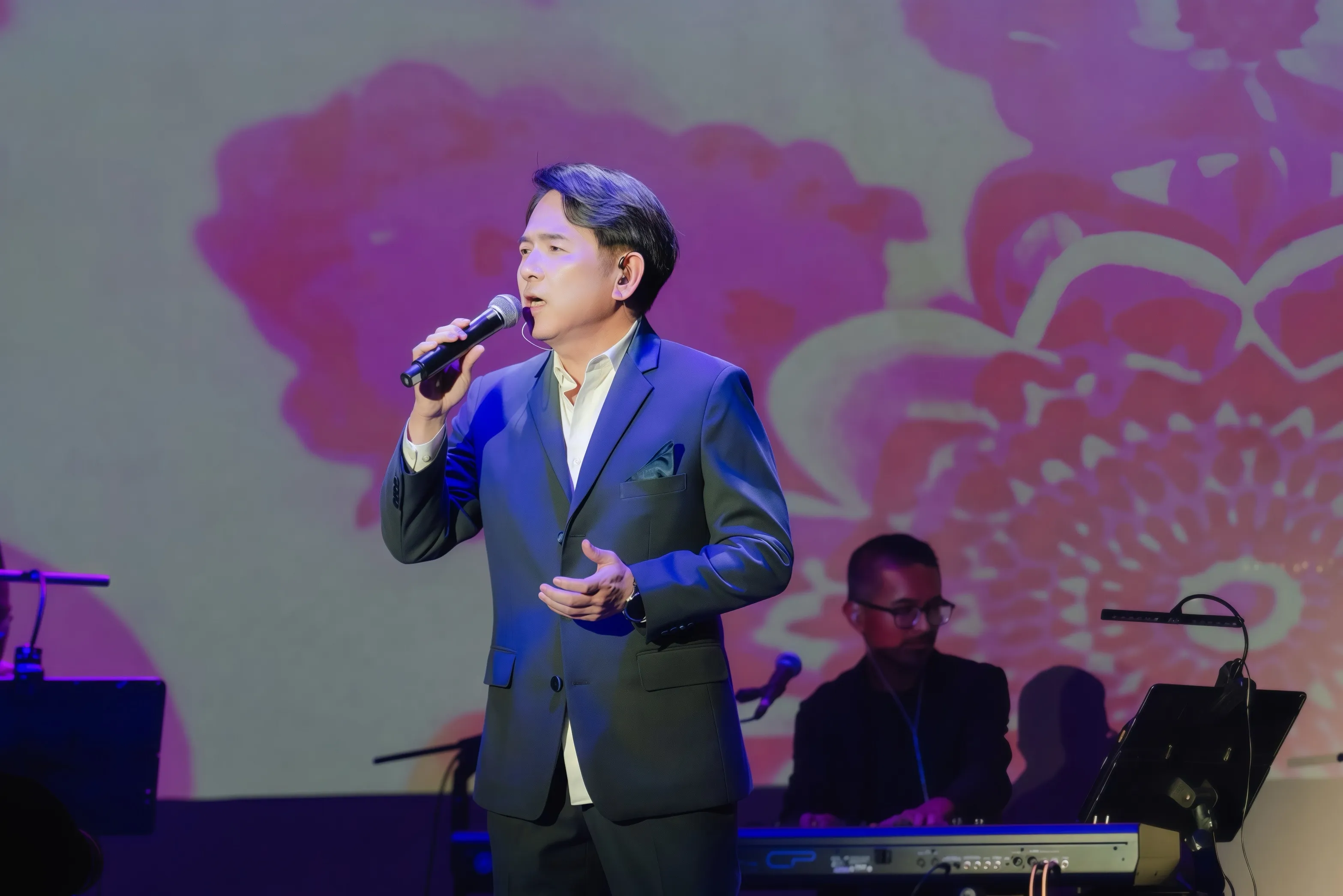 李建復演唱經典歌曲〈祝你幸福〉勾回憶殺。(圖/台北演藝經紀文化交流協會、串音有限公司提供)