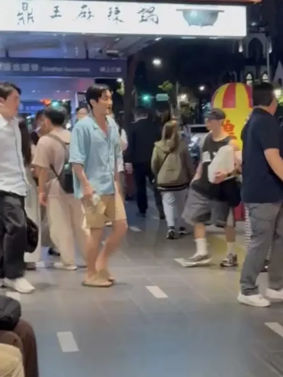 始源穿搭輕便。(圖/記者蔡依庭攝)