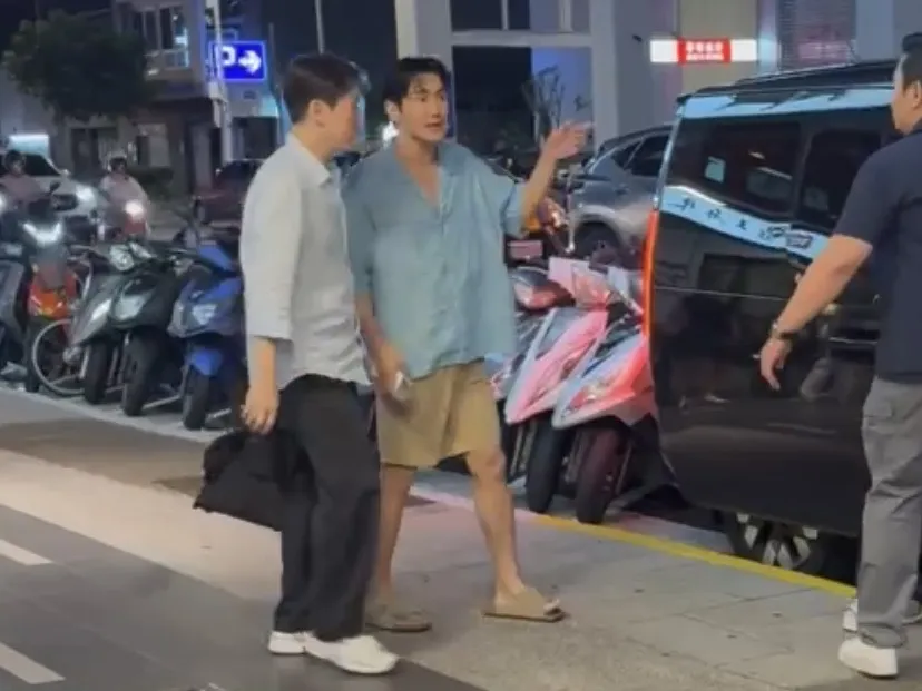 始源(右)和身旁的夥伴小聊幾句。(圖/記者蔡依庭攝)
