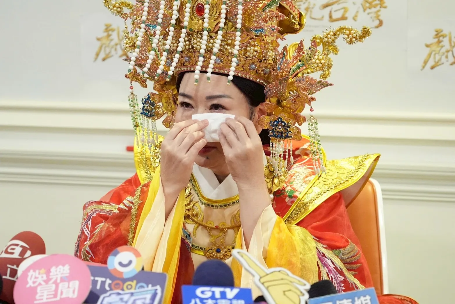 張秀卿想起出道點滴忍不住落淚。(圖/記者許方正攝)