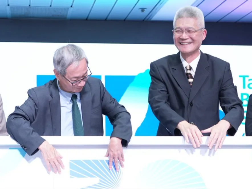 胡元輝(右)即將退休,左為文化部長李遠。(圖/記者許方正攝)