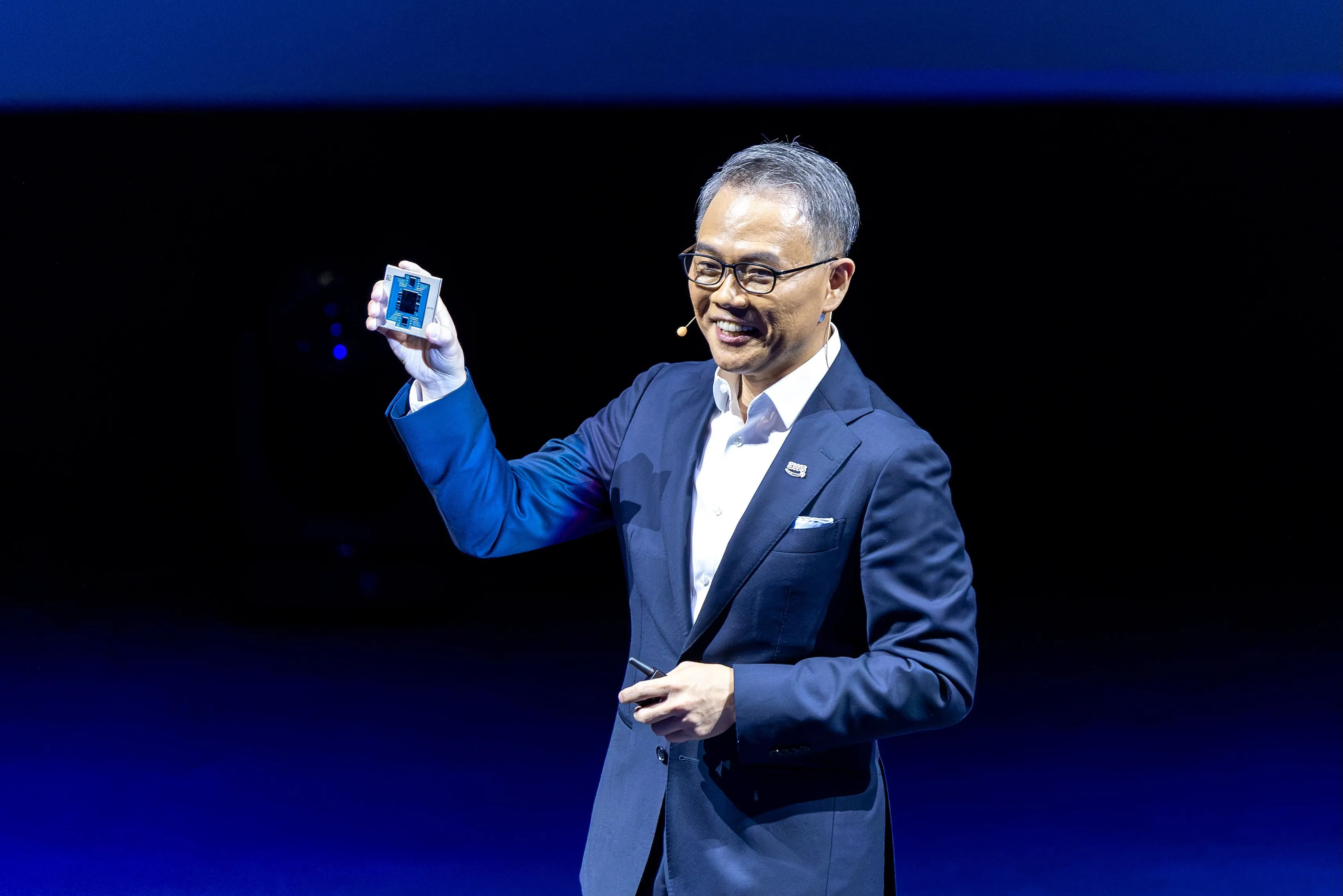 AWS 台灣董事總經理王定愷展示 Amazon 自研晶片 AWS Graviton4。圖／AWS 提供