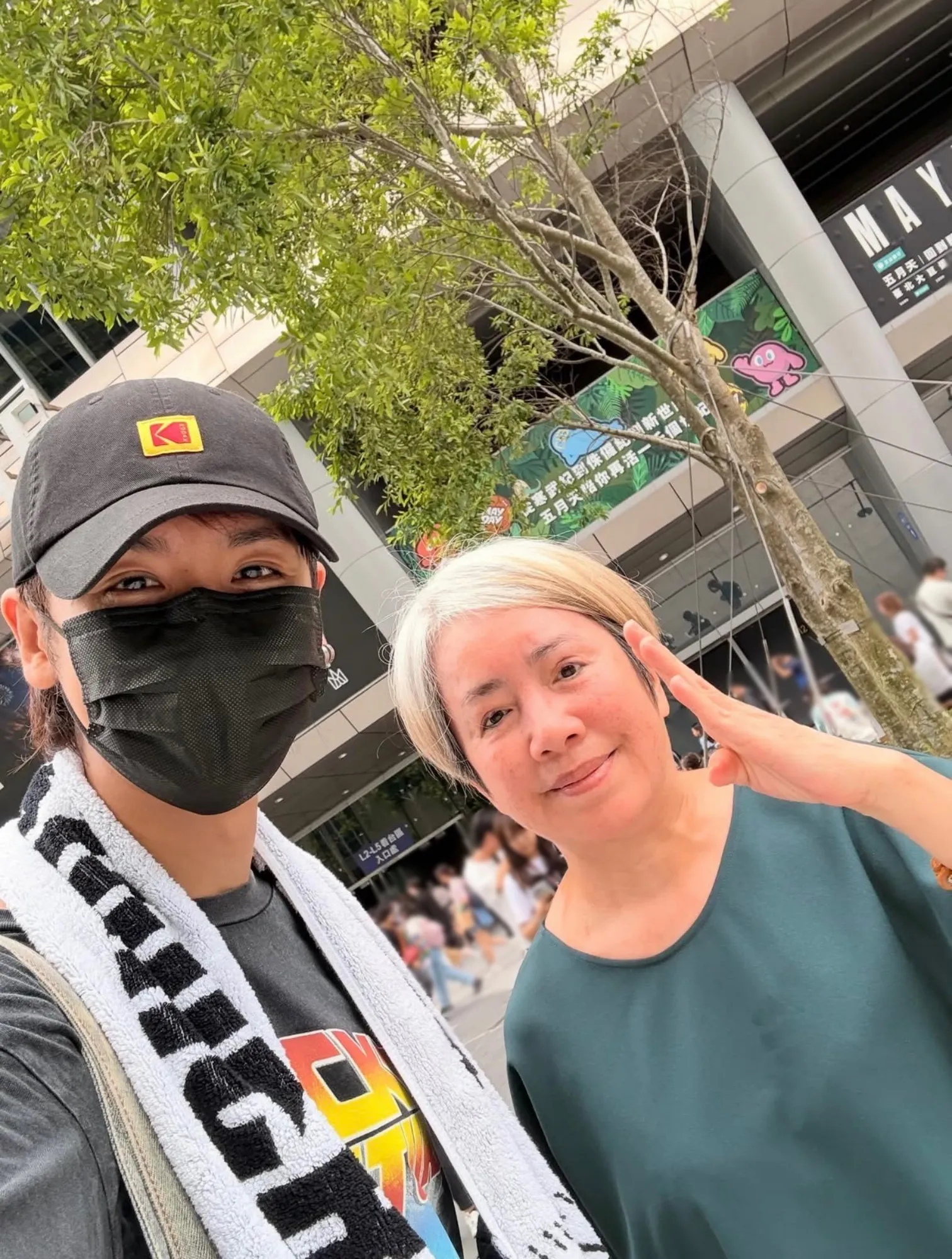 鼓鼓帶媽媽到五月天大巨蛋逛逛散步完成小小約定。（圖／相信音樂提供）