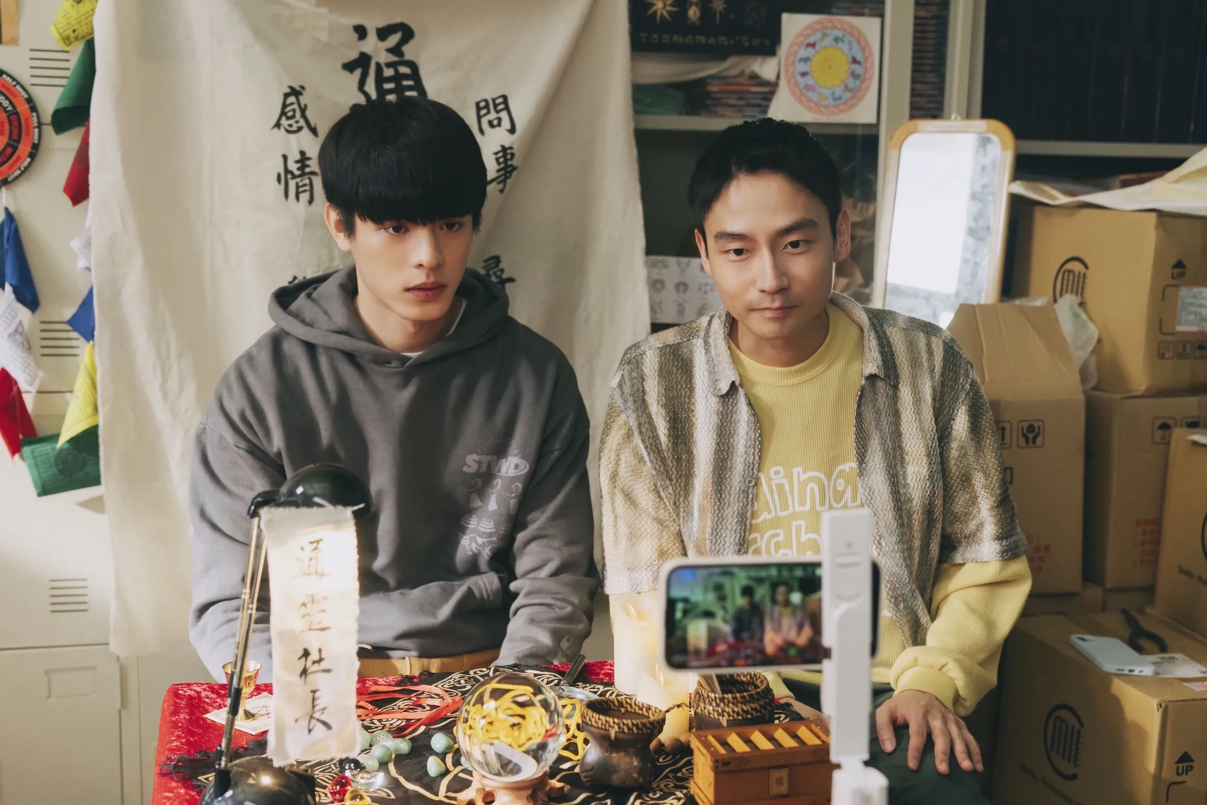 劇中飾演林佳凱的邱以太（左）與飾演江超男的林鶴軒（大鶴）（右），兩人是通靈社的社寵與社長。（圖／瀚草文創提供）