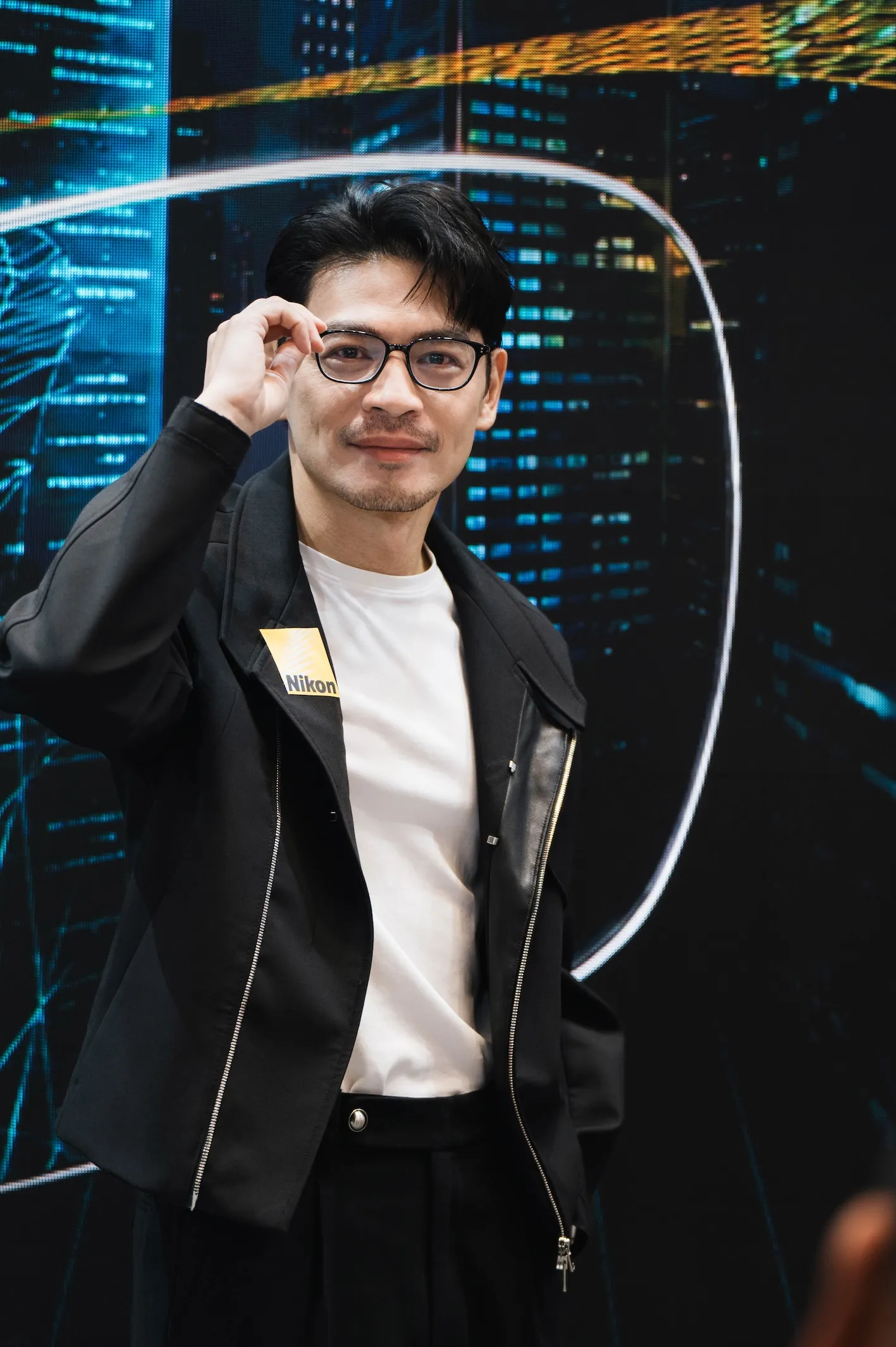 阿Ken表示,在演員、主持人、導演、編劇與創業者等多種不同角色之間切換,都需要看得清楚。(圖/Nikon 提供)