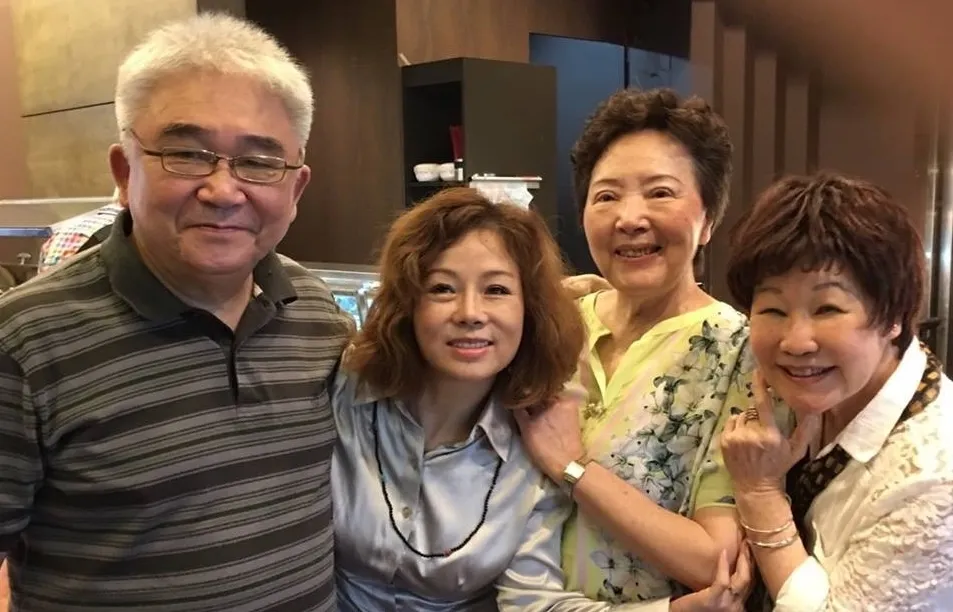 王時政生前出席演藝工會活動,開心與朋友們合影。(圖/曹雨婷提供)