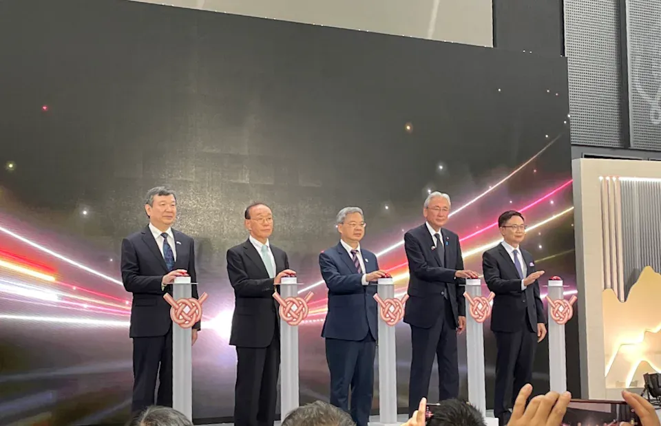 由經濟部主辦、外貿協會執行的「2026年日本台灣形象展」於今(15)日在東京新宿住友大樓三角廣場揭幕,經濟部長龔明鑫(右三)、貿協董事長黃志芳(右一)出席參與。(圖/貿協提供)