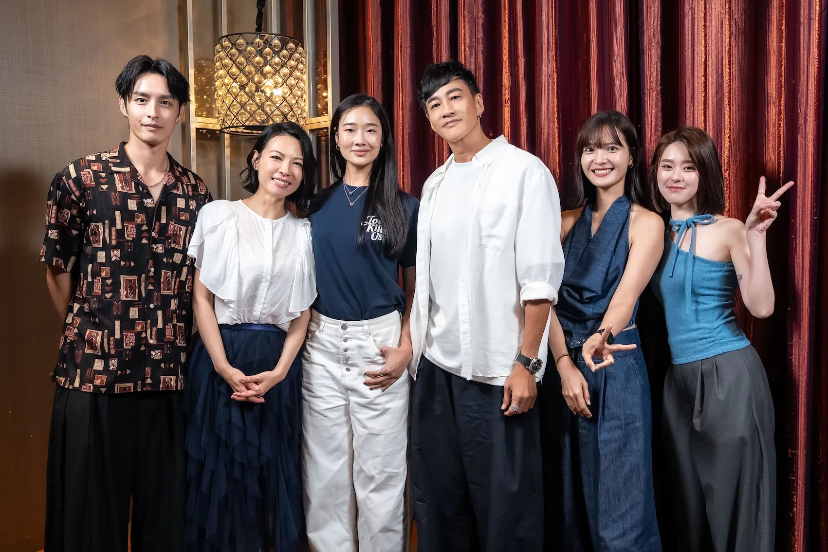 導演何潤東(中)率領演員Aokbab茱蒂蒙、曹佑寧、陳孝萱等人出席新劇殺青酒,眾人在現場氣氛熱絡,更相約之後要到泰國度假。(圖/TVBS提供)